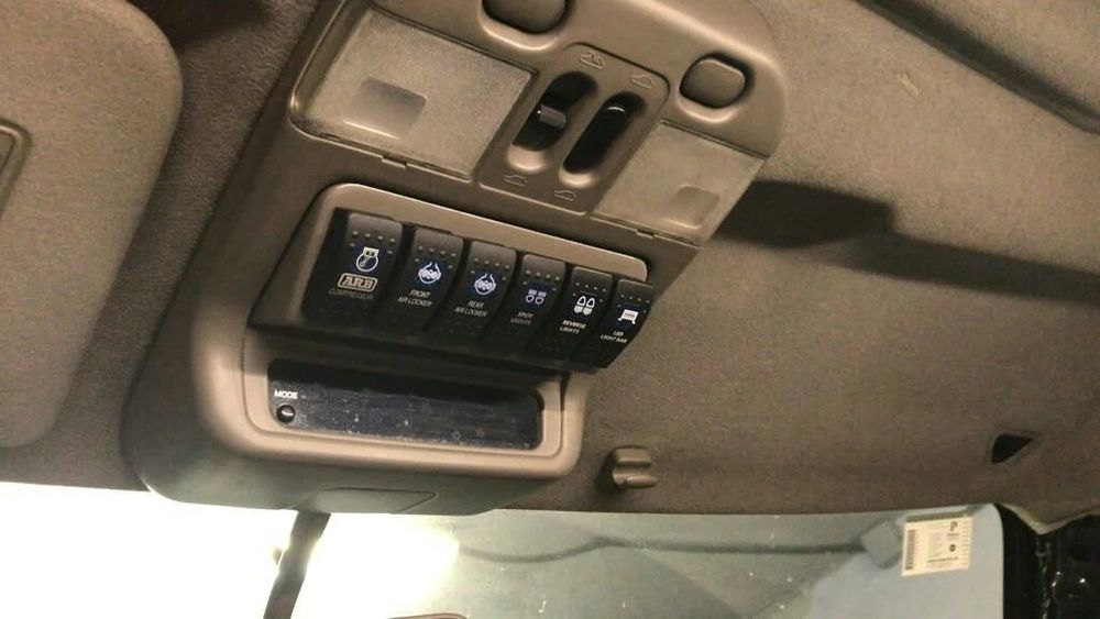 Панель перемикачів замість тримача окулярів Nissan Patrol Y61