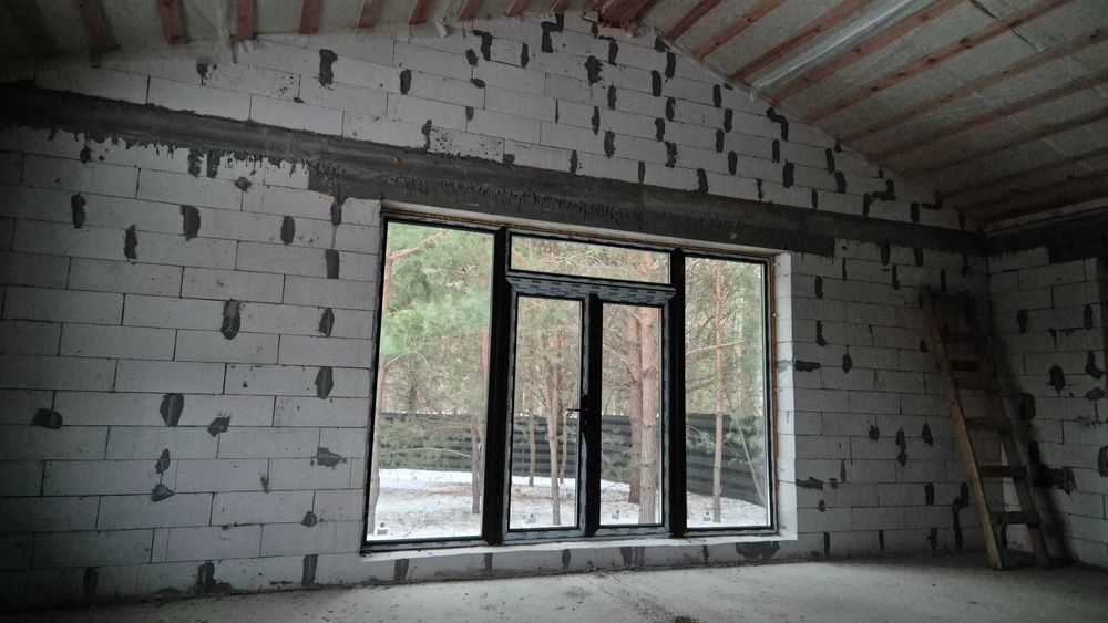 Будинок 130 м² на 9,27 сотки серед сосен — централізовані комунікації, покращена комплектація, огороджена територія