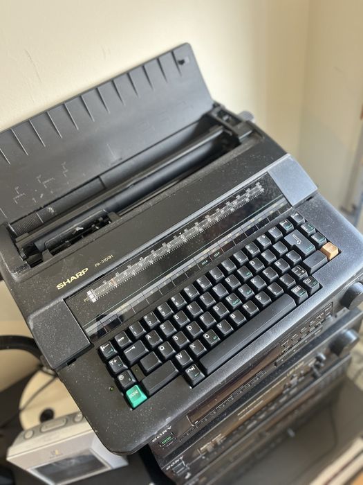 Máquina de escrever Sharp PA-3100H