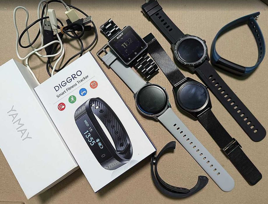 Комплект смарт часов одним лотом , рабочие с зарядными шнурами.