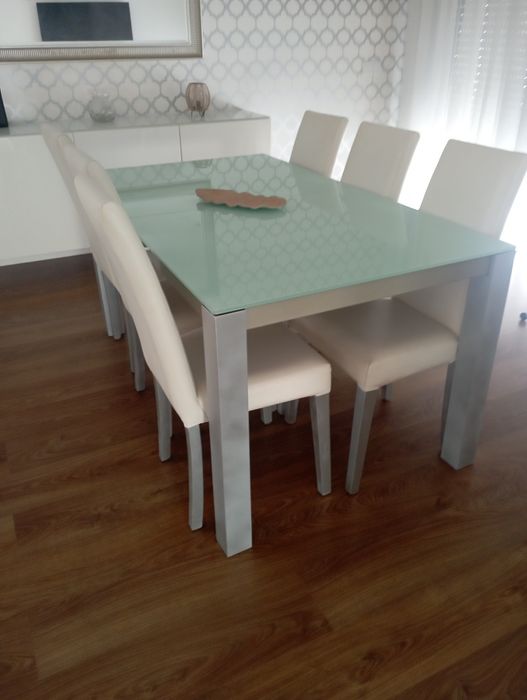 Mesa de Sala em bom estado.