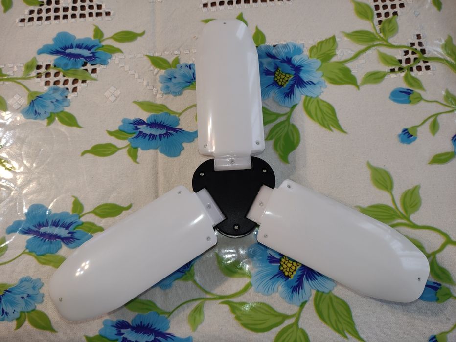 Яскравий ліхтар з сонячною батареєю