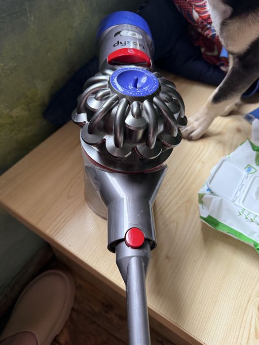 Dyson v 8 пилосос