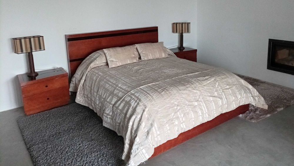 Mobília de quarto (cama + mesas cabeceira + cómoda + espelho) madeira maciça design italiano