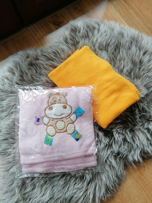 Pluszowy koc 80x100 z motywem. Drugi gratis tez jak nowy.