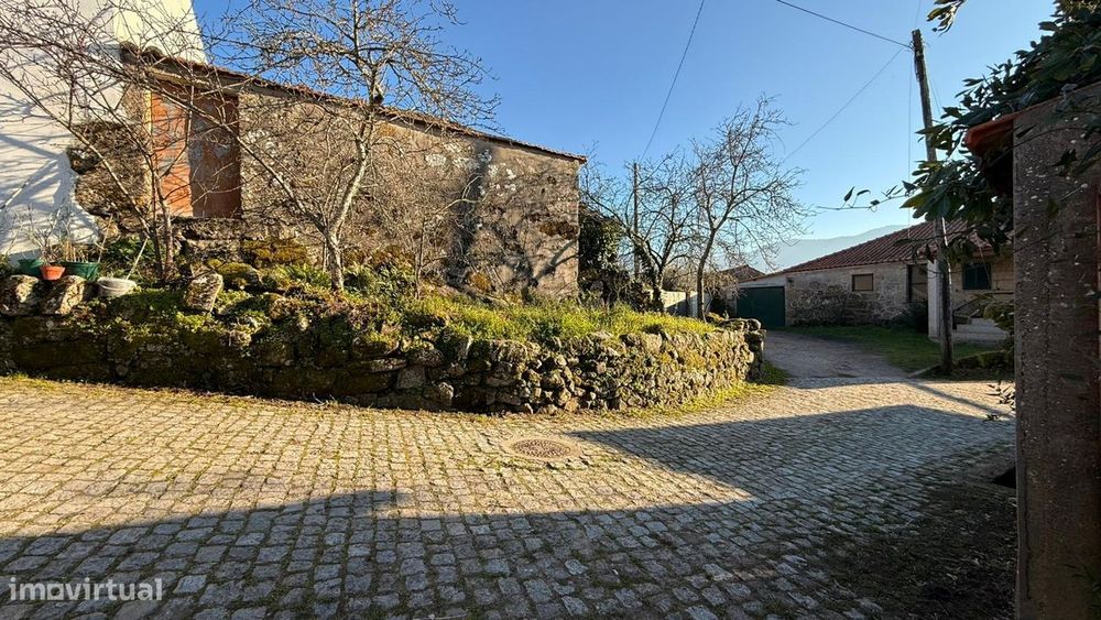 Casa de aldeia à venda na rua de Louredo, São Cipriano, Resende