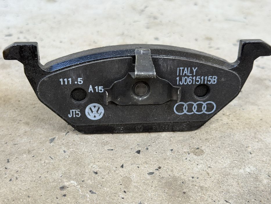 Гальмівні колодки,передні   6R0 698 151 A  (VAG)