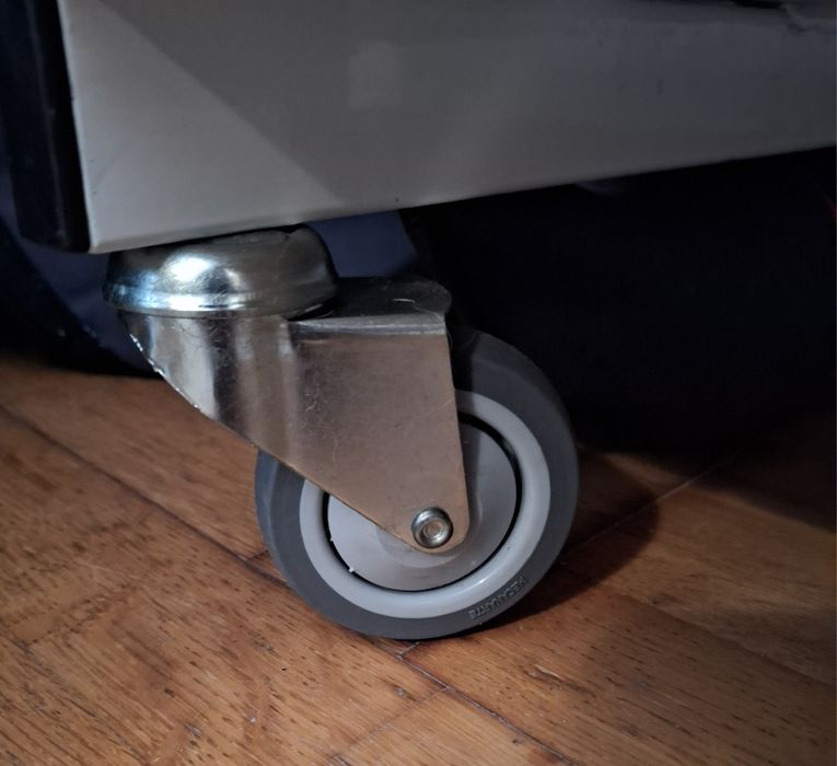 Mesa rodada com prateleiras