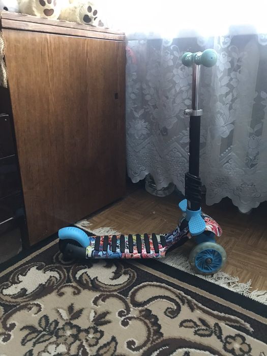Продам самокат трёх колёсный