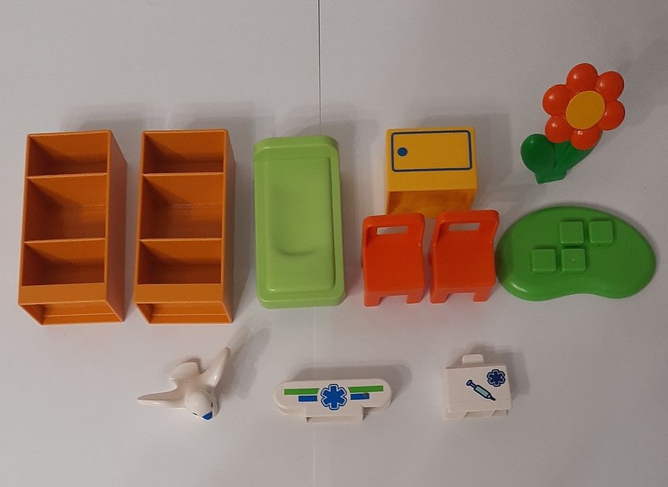 Набор Playmobil "Больница с паромедиками и полицескими" (5046)