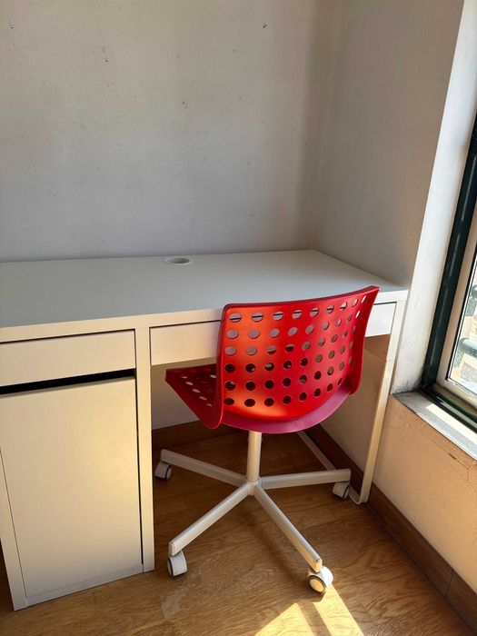 Secretária e cadeira