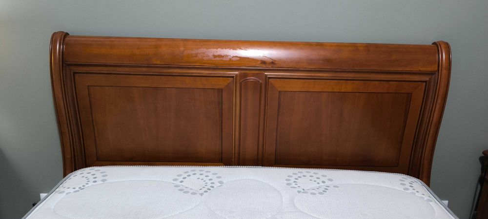 Cama de casal em cerejeira escurecida