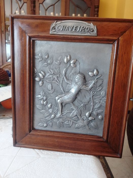 chaveiro em madeira e estanho