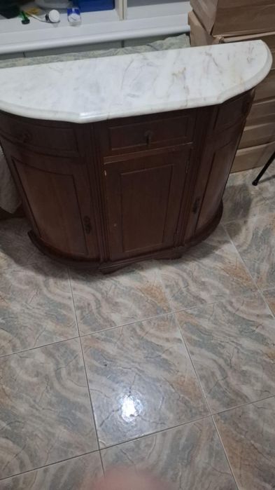 Móvel de madeira de entrada com pedra mármore