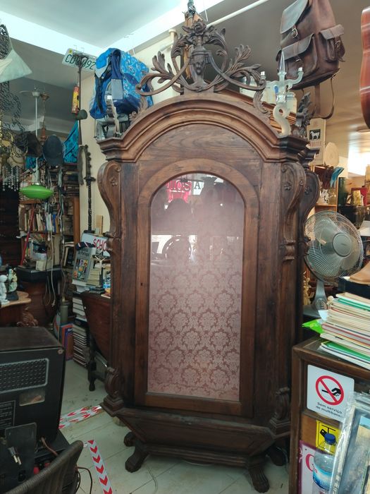 Oratório em castanho com porta de vidro