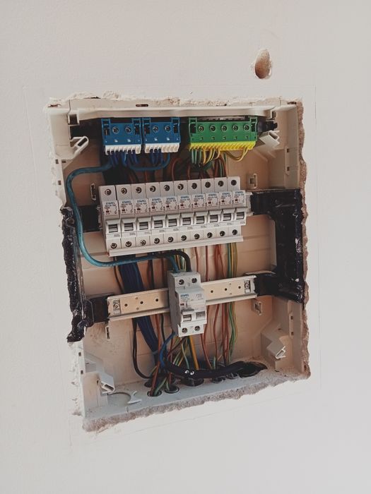 Carlos João  Electricista  oficial