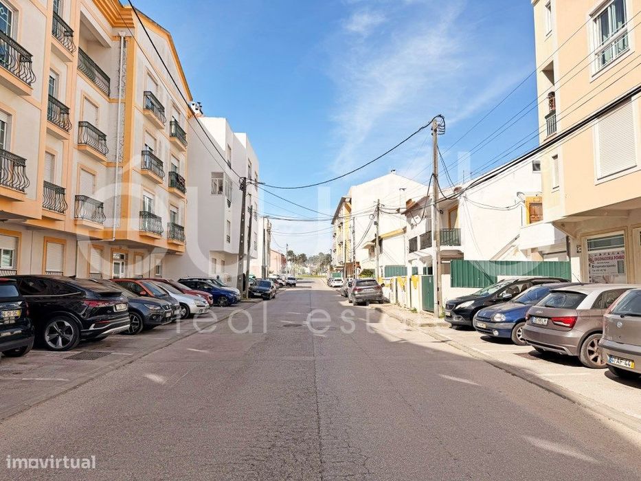 Apartamento T2 com arrecadação para venda na Quinta do Conde