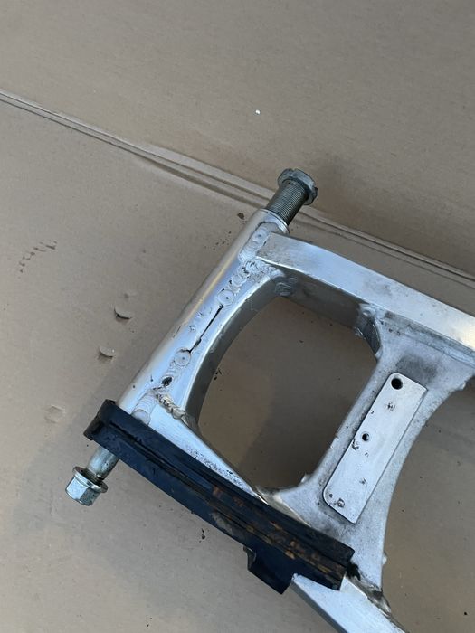 Wahacz Suzuki sv650 03- ośka oś tył