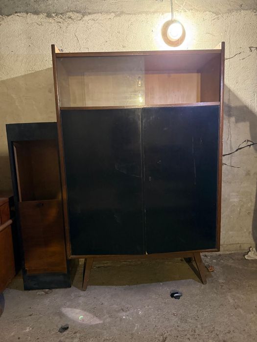 Witryna PRL z czarnymi drzwiami Lejkowski Leśniewski