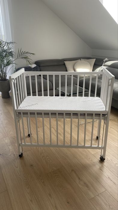 Drewniane łóżeczko na kółkach 90x40