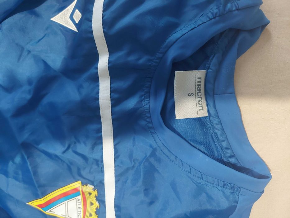 Impermeável com a impressão do ACC