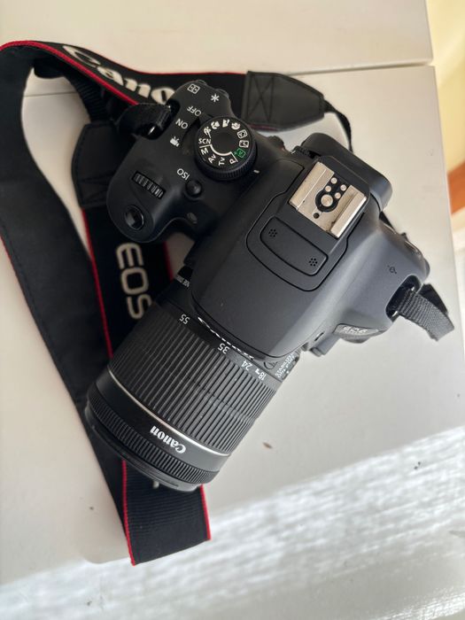 Camara fotográfica Canon EOS 700 D + Canon EF-S 18-55mm