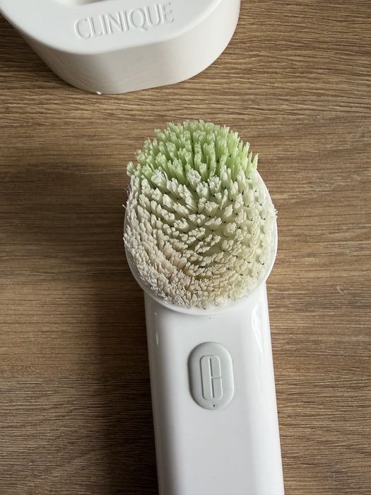 Clinique Sonic System purifying cleasing brush