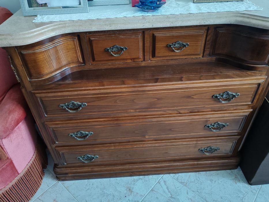 Uma mobília de quarto em madeira de castanho