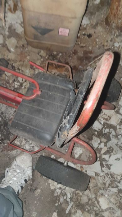 Samochód rowerek na pedały dziecięcy PRL metalowy czerwony gokart