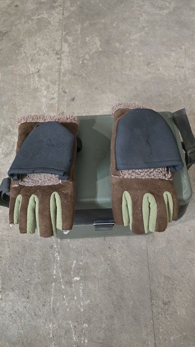 Ящик рыбацкий' перчатки