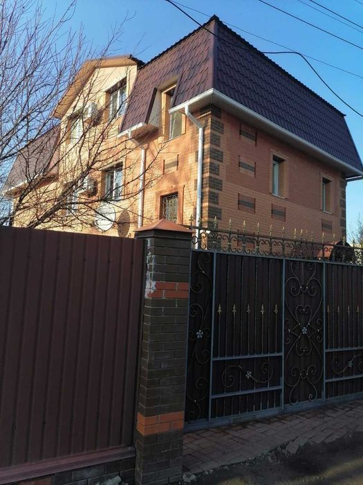Квартира 4кімн у частній забудові з власним двором.