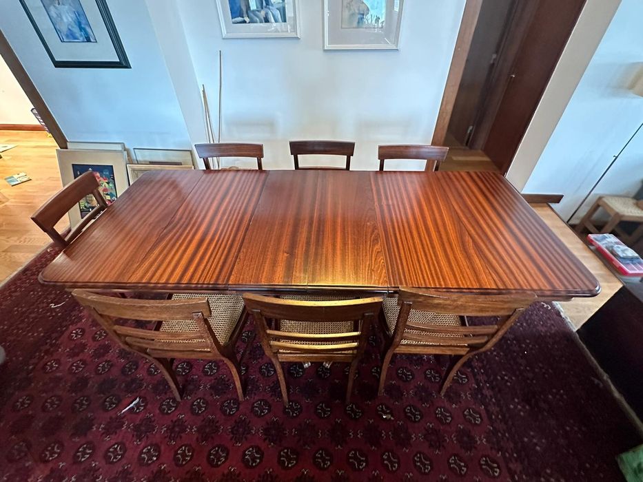 Mesa e cadeiras de madeira