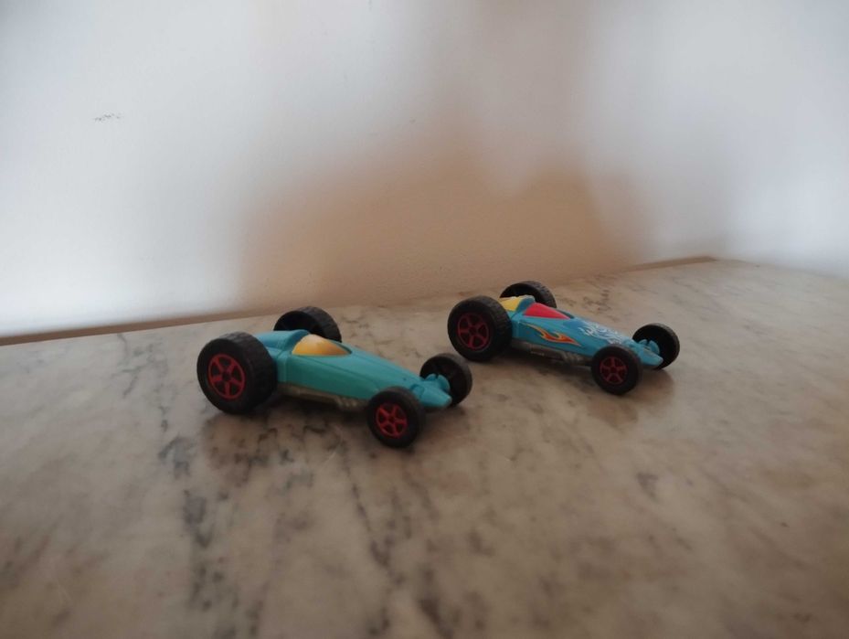 Carros de plástico colecionáveis.