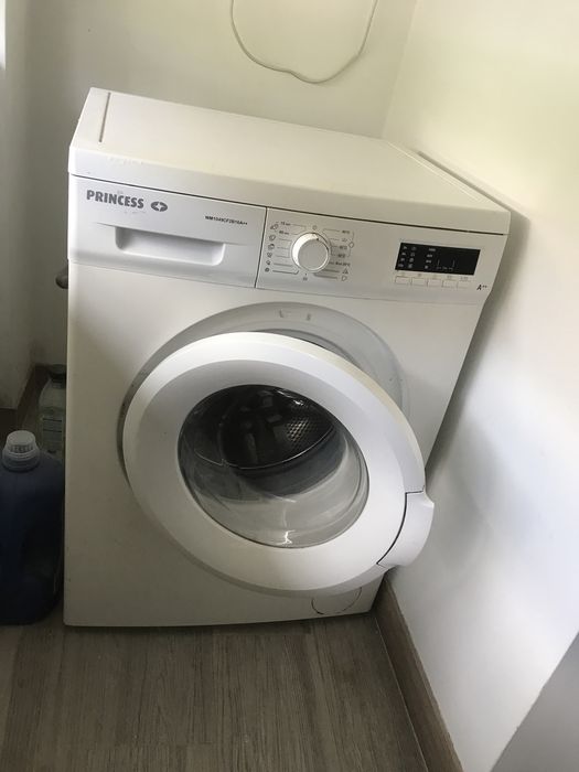 Maquina de lavar roupa impecável