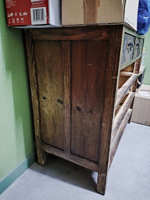 Cómoda antiga com relevo floral nas gavetas