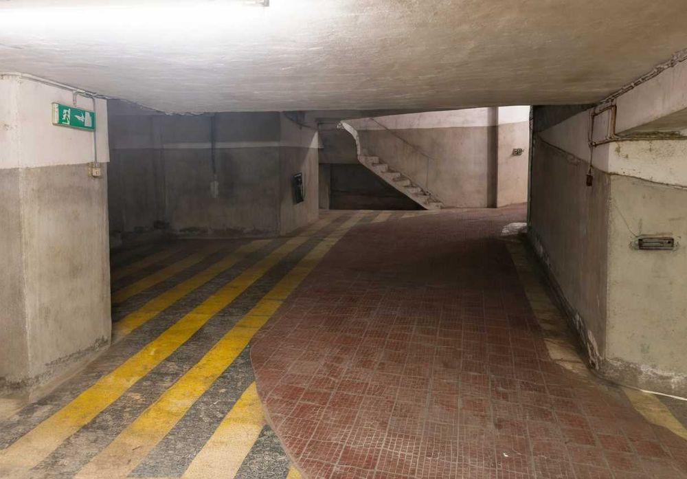 Armazém logístico com 1.024 m² em São Domingos de Benfica, Lisboa
