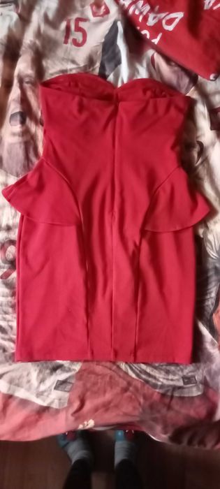 Czerwona sukienka z baskinką Lipsy rozmiar 36 stan idealny.