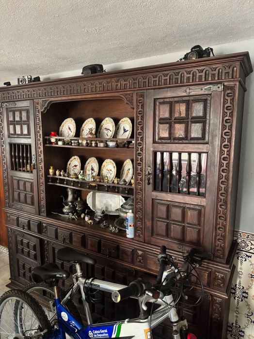 Conjunto de Móveis em Madeira Maciça – Mesa + Cadeiras + 2 Mobílias