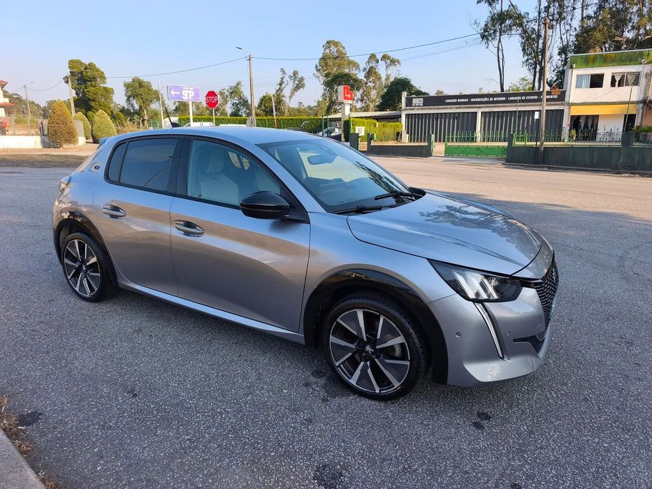 Peugeot e-208 GT