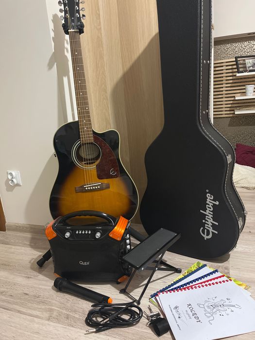 Gitara z futerałem, podnóżkiem, głośnikiem, mikrofonem i nutami