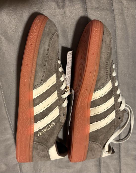 Tenis adidas castanhos