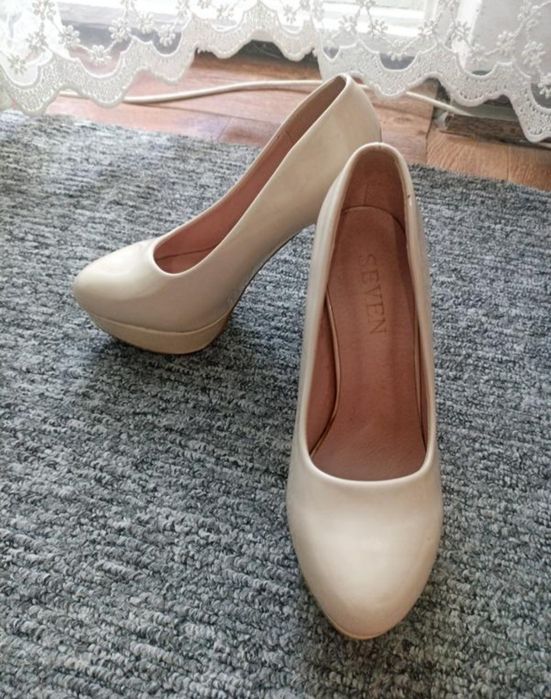 Гарні бежеві туфлі
