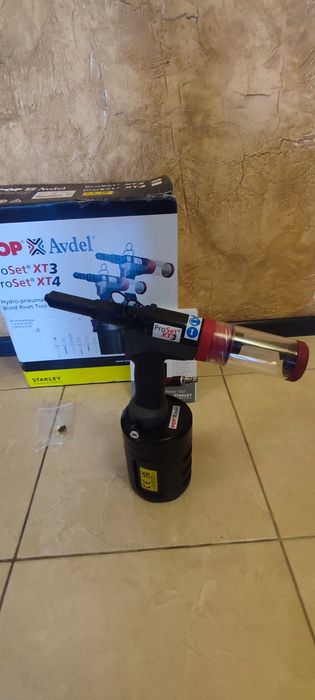 Заклепувальний інструмент пневмогідравлічний