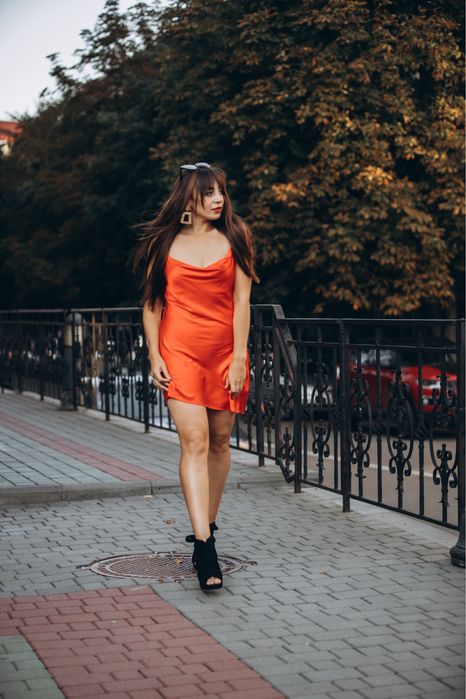 Червона сукня в білизняному стилі