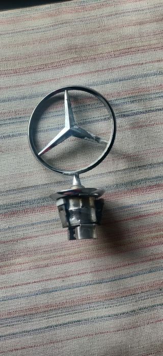 Значок з Mercedes Benz