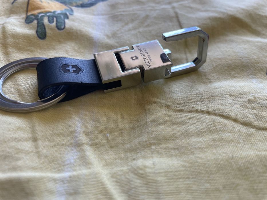 Брелок- карабин Victorinox. Натуральная кожа.  Новый