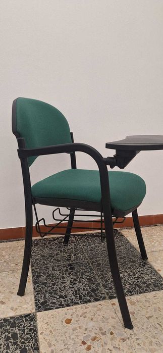 Cadeiras para sala de formação com suporte para escrita e grelha arrum