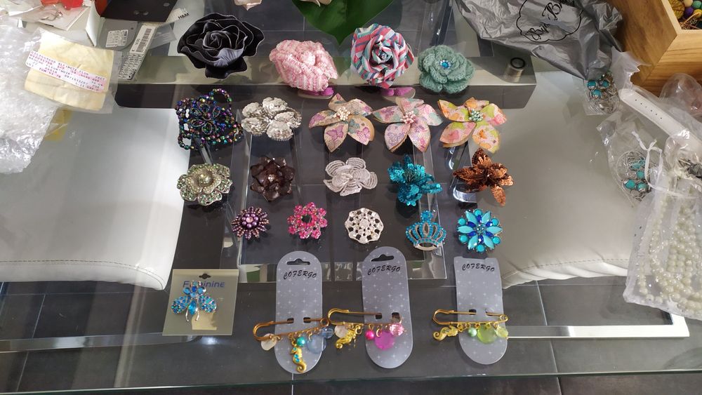 23 broches/alfinetes de peito novos