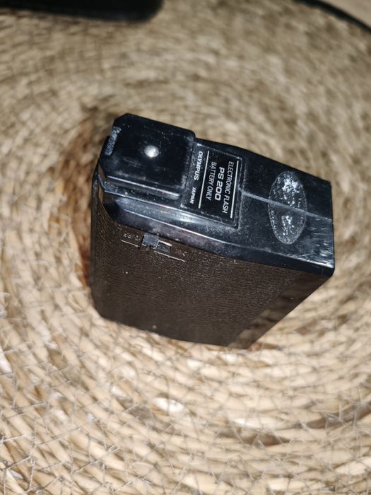 zewnętrzna lampa błyskowa Olympus PS200.
Typ: Kompaktowa lampa błyskow