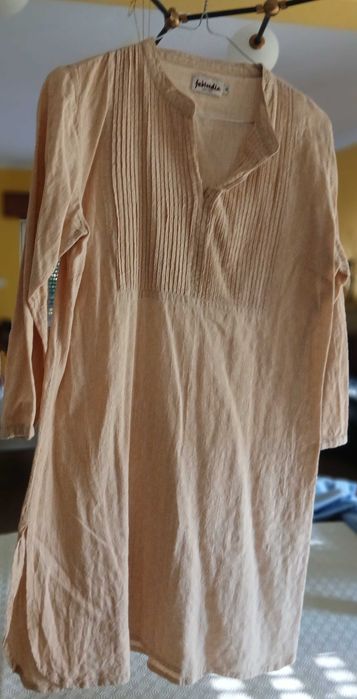 Roupa de mulher em bom estado.